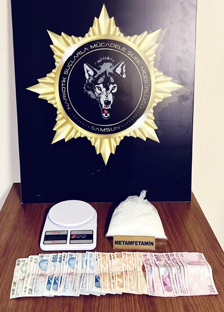 SAMSUN'DA BİR KİŞİ NARKOTİK POLİSİNİN TAKİBİ SONUCU OTELE SATIŞA HAZIR 460 GRAM METAMFETAMİN MADDESİ UYUŞTURUCU İLE YAKALANDI