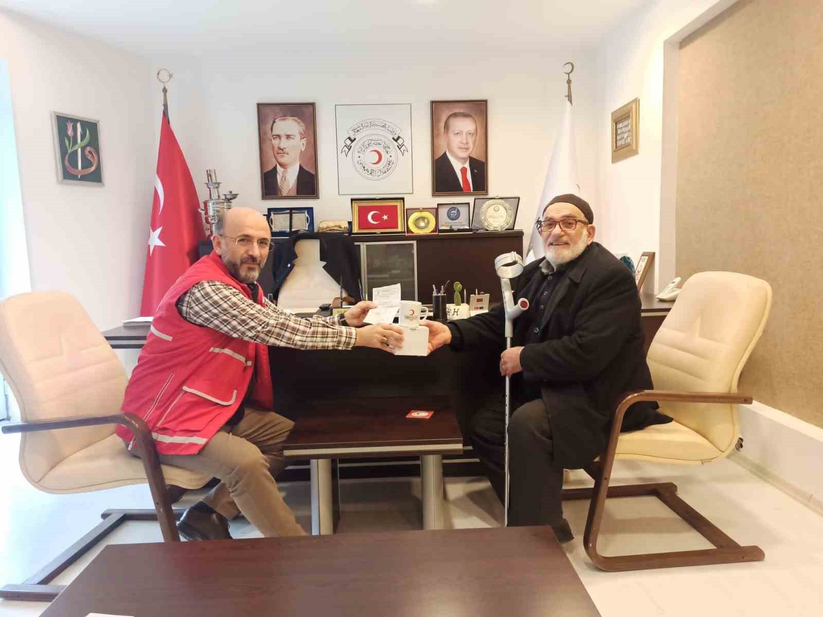 SAMSUN'DA 87 YAŞINDAKİ BİR DEDE, DEPREMZEDELERİN İHTİYAÇLARINDA KULLANILMAK ÜZERE EMEKLİ MAAŞINI BANKADAN ÇEKEREK KIZILAY'A BAĞIŞLADI
