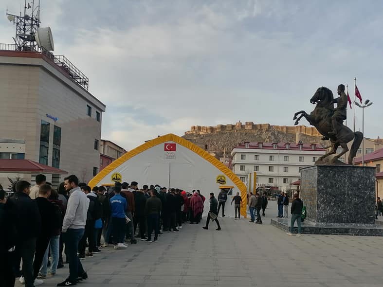 BAYBURT'TA 11 AYIN SULTANI RAMAZAN AYININ GELMESİYLE BİRLİKTE SARAY BAHÇESİNDE BELEDİYE TARAFINDAN KURULAN İFTAR ÇADIRINDA İLK ORUÇLAR HEP BİRLİKTE AÇILDI