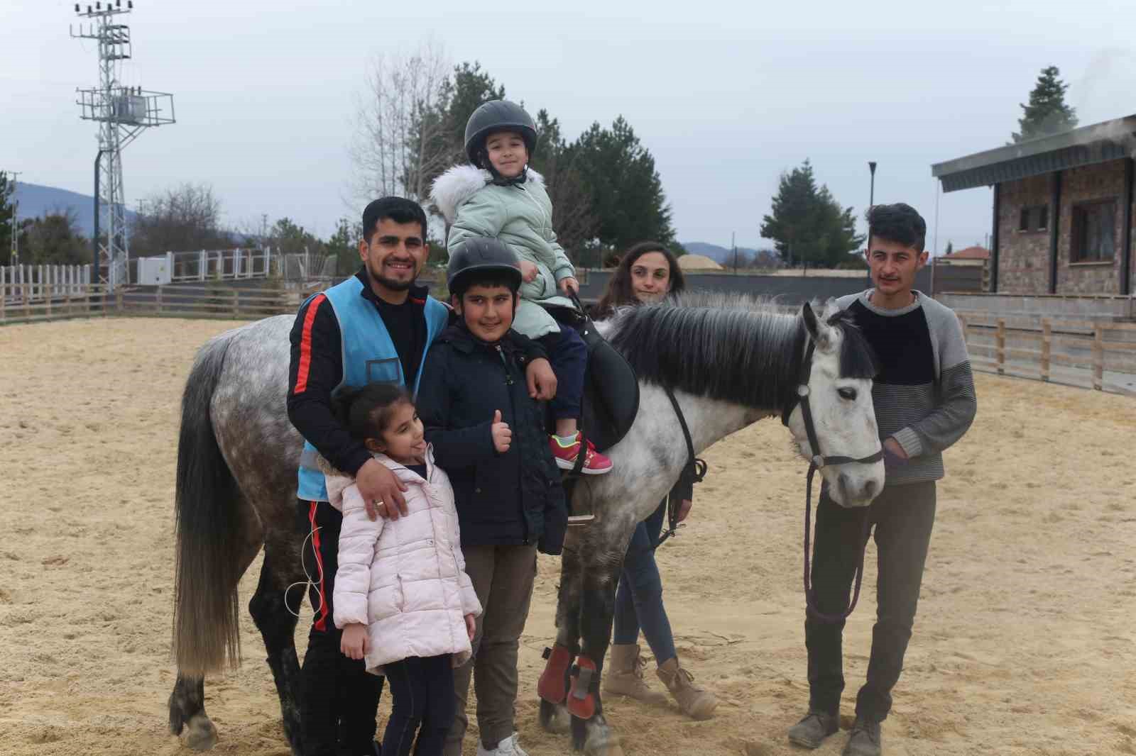 KAHRAMANMARAŞ MERKEZ ÜSLÜ DEPREMLERİN ARDINDAN YAŞADIKLARI ŞEHİRLERİ TERK ETMEK ZORUNDA KALARAK AİLELERİ İLE BİRLİKTE KASTAMONU'YA GÖÇ EDEN ÖZEL ÇOCUKLAR, ATA BİNEREK MORAL BULDU