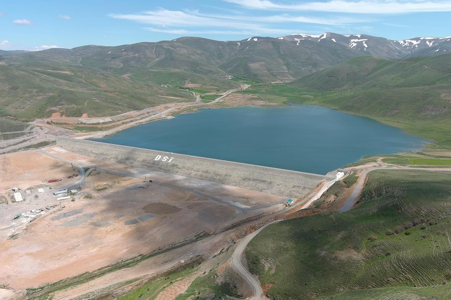 DEVLET SU İŞLERİ GENEL MÜDÜRLÜĞÜ TARAFINDAN BAYBURT'TA SARUHAN DERESİ ÜZERİNE KURULAN KIRKLARTEPE BARAJIYLA 57 BİN 700 DEKAR ZİRAİ ARAZİ SUYA KAVUŞACAK