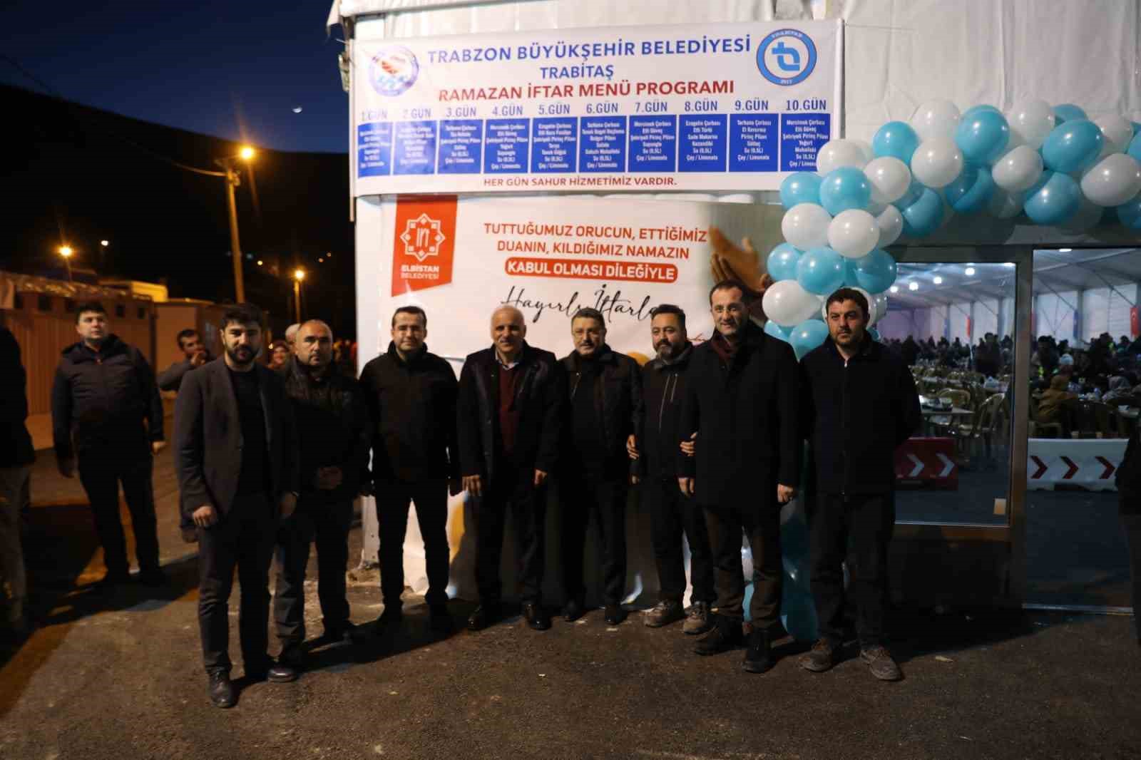 TRABZON BÜYÜKŞEHİR BELEDİYE BAŞKANI MURAT ZORLUOĞLU, ORTAHİSAR BELEDİYE BAŞKANI AHMET METİN GENÇ VE AKÇAABAT BELEDİYE BAŞKANI OSMAN NURİ EKİM İLK İFTARLARINI KAHRAMANMARAŞ'IN ELBİSTAN’DA DEPREMZEDELERLE BİRLİKTE AÇTILA