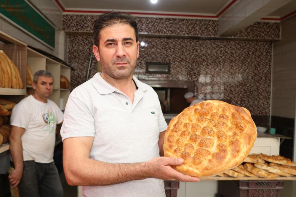 AMASYA’NIN TAŞOVA İLÇESİNDE HALKIN UYGUN FİYATLARDA RAMAZAN PİDESİ ALABİLMESİ İÇİN 330 GRAM SADE PİDE 5 TL, YUMURTALI PİDE 6 TL VE EN ÇOK RAĞBET GÖREN YUMURTALI-SUSAMLI PİDE 7,5 TL’DEN GEÇEN YILKİ GİBİ SATILIYOR