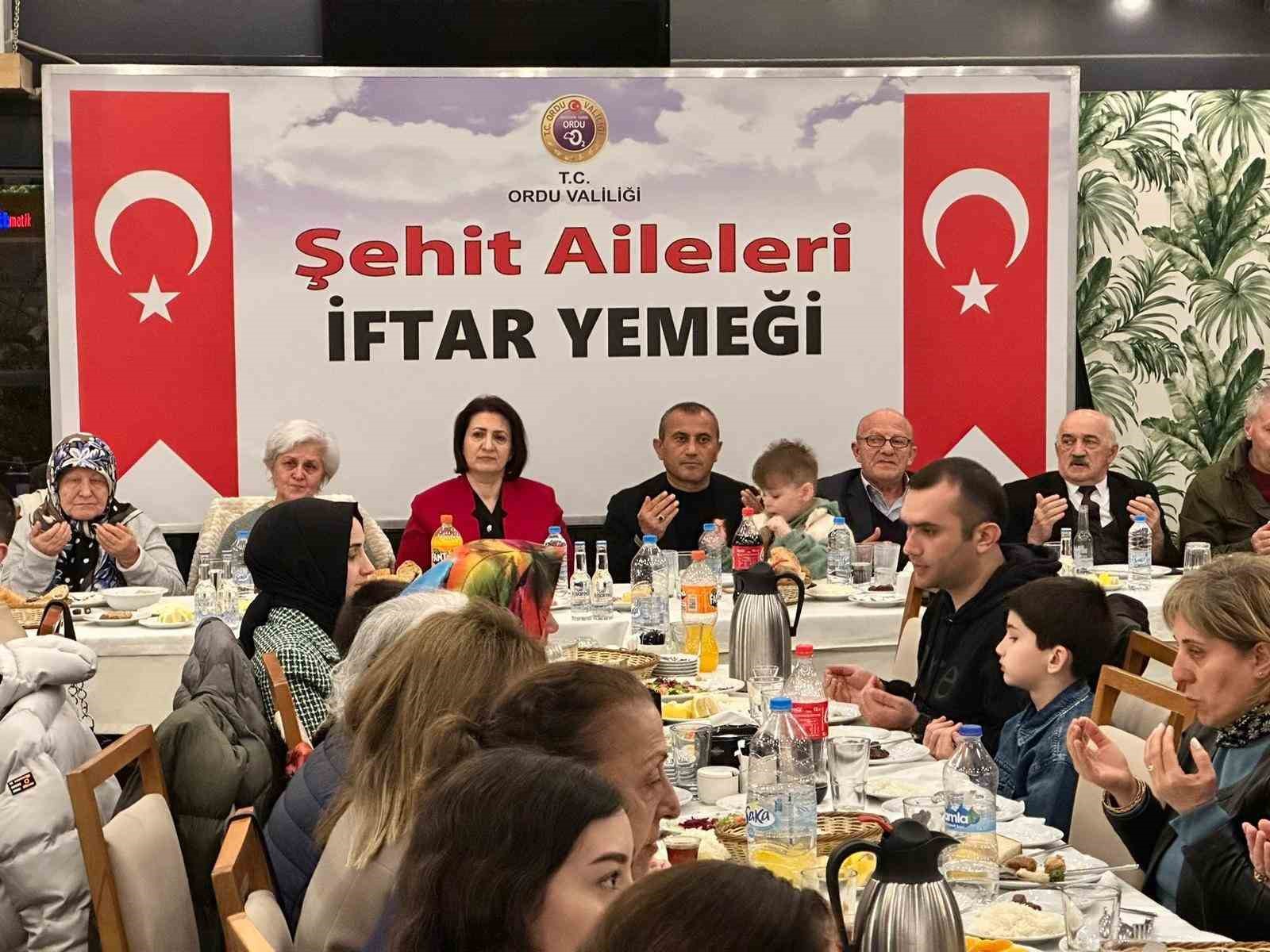 ORDU VALİ TUNCAY SONEL VE EŞİ HANDAN SONEL, RAMAZAN AYININ İLK İFTARINI ŞEHİT AİLELERİ İLE BİRLİKTE YAPTI