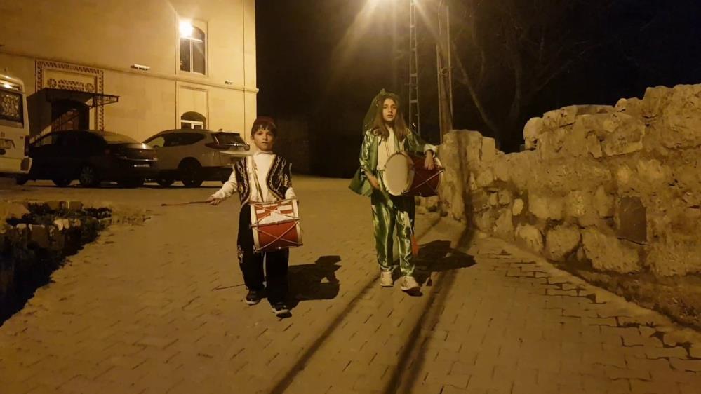 RAMAZAN’DA MİNİKLER KÖYÜN DAVULCUSU OLDU. ERZURUM'UN UZUNDERE İLÇESİNDE GELENEĞİ YAŞATMAK İÇİN SAHURDA MİNİKLER DAVULCU OLDULAR