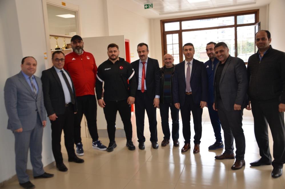 MİLLİ GÜREŞÇİ RIZA KAYAALP VE ANTRENÖRÜ ŞABAN DONAT RİZE'NİN GÜNEYSU SPOR LİSESİ'NDE DÜZENLENEN KARİYER GÜNLERİ ÇERÇEVESİNDE ÖĞRENCİLER İLE BİR ARAYA GELDİ
