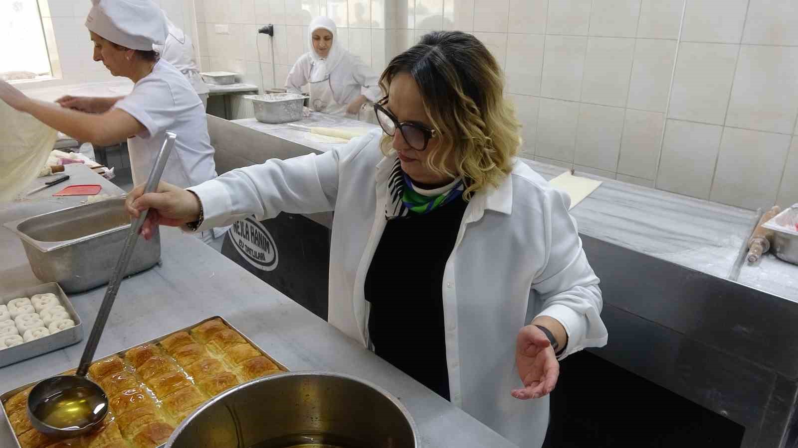 DOĞU KARADENİZ BÖLGESİ'NE ÖZGÜ TATLILARDAN LAZ BÖREĞİ, RAMAZAN'DA EN ÇOK TERCİH EDİLEN TATLILAR ARASINDA YERİNİ ALIYOR