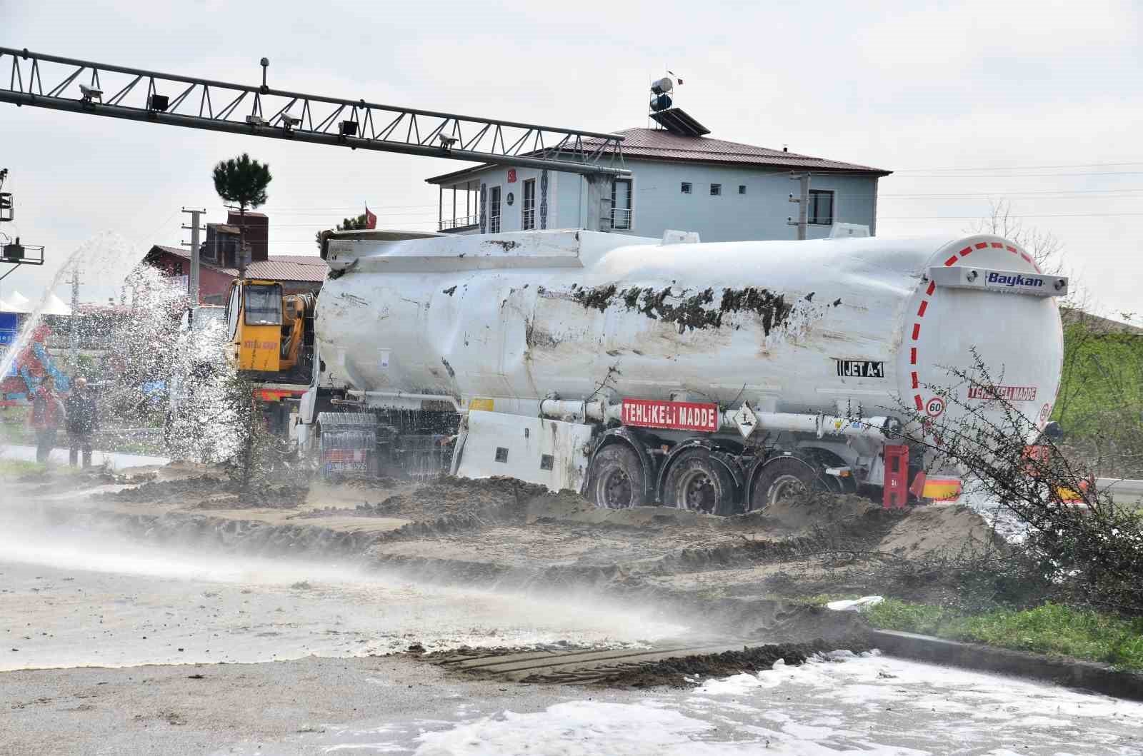 SAMSUN'DA 35 TON BENZİN YÜKLÜ TANKER, SÜRÜCÜSÜNÜN KONTROLÜNDEN ÇIKARAK DEVRİLDİ. BENZİN SIZINTISI NEDENİYLE KARAYOLU TRAFİĞE KAPATILDI