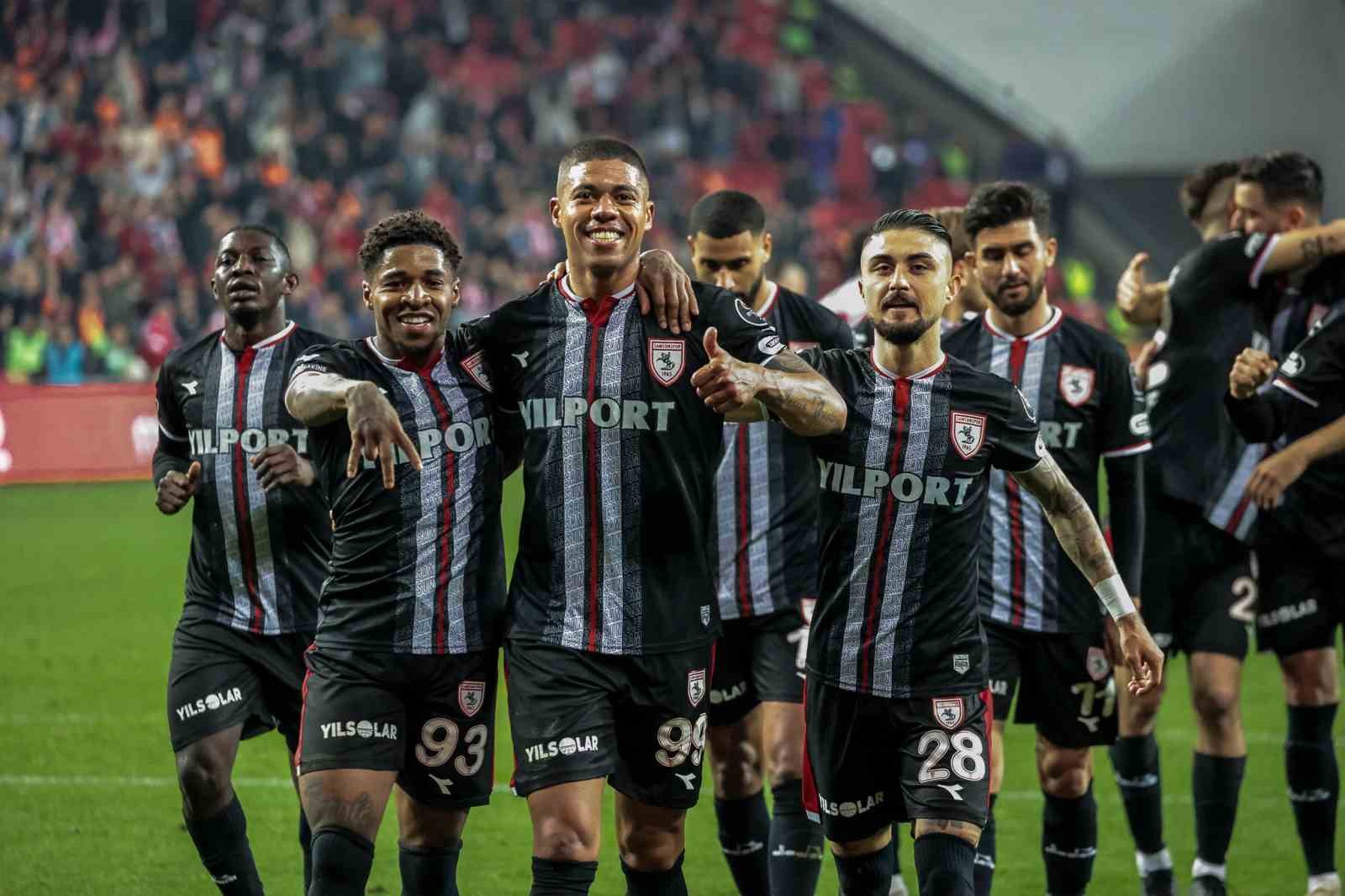 SPOR TOTO 1. LİG'DE LİDER KONUMDA BULUNAN SAMSUNSPOR, 18 MAÇTIR KAYBETMİYOR. KARADENİZ TEMSİLCİSİ, BU SÜREÇTE 13 GALİBİYET VE 5 BERABERLİK ALDI