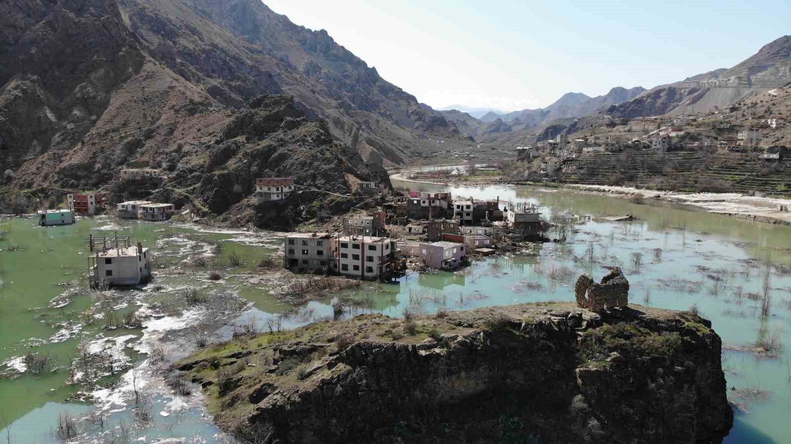 ARTVİN'DE BARAJ SULARI ALTINDA KALACAK OLAN YUSUFELİ İLÇE MERKEZİNDE SON ESNAFLAR DA DÜKKANLARINI BİR DAHA AÇMAMAK ÜZERE KAPATTI