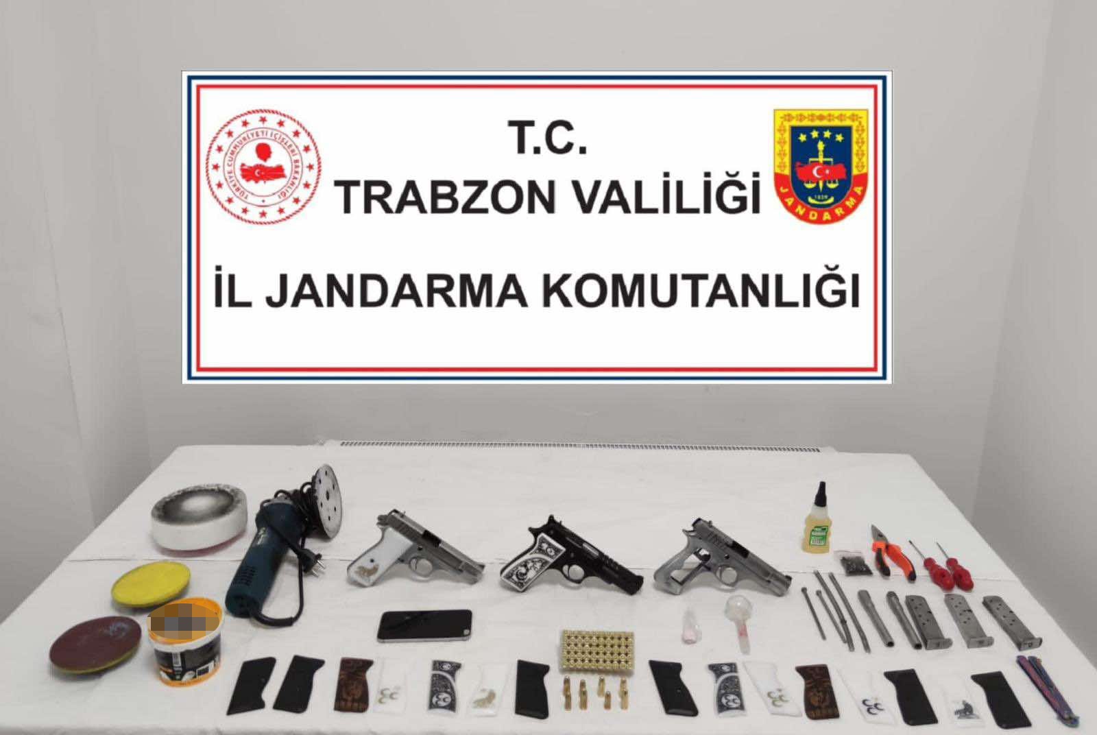 TRABZON'UN ORTAHİSAR İLÇESİNDE JANDARMA EKİPLERİNCE UYUŞTURUCU PARTİSİNİN YAPILDIĞI APART ODASINA DÜZENLENEN BASKINDA YAKALANAN 12 ŞÜPHELİ HAKKINDA İŞLEM YAPILDI