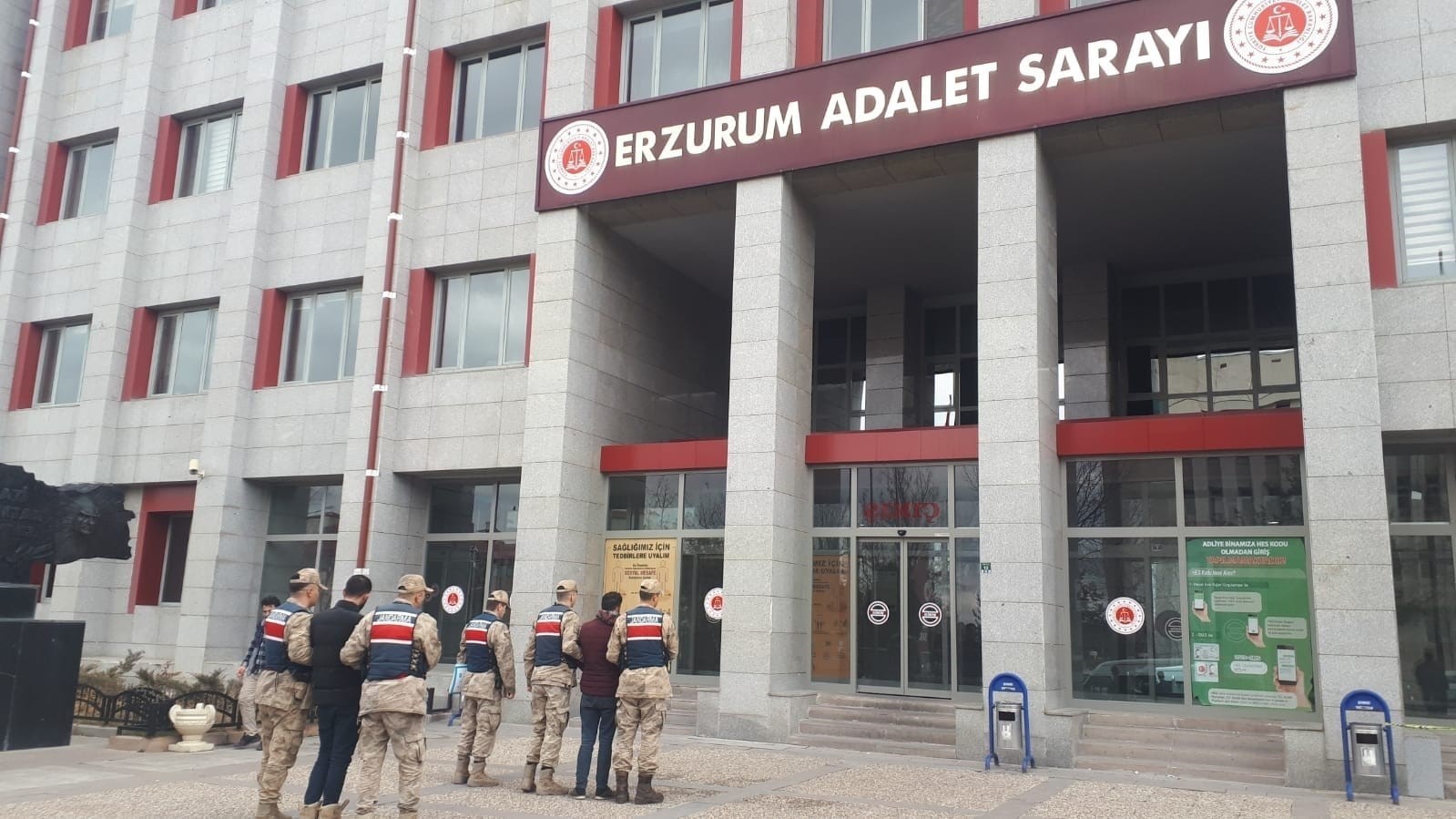 ERZURUM'UN AZİZİYE İLÇESİNDE BAKIR KABLO HIRSIZLIĞI YAPAN ŞAHISLAR JANDARMANIN SIKI TAKİBİ SONUCU YAKALANDI