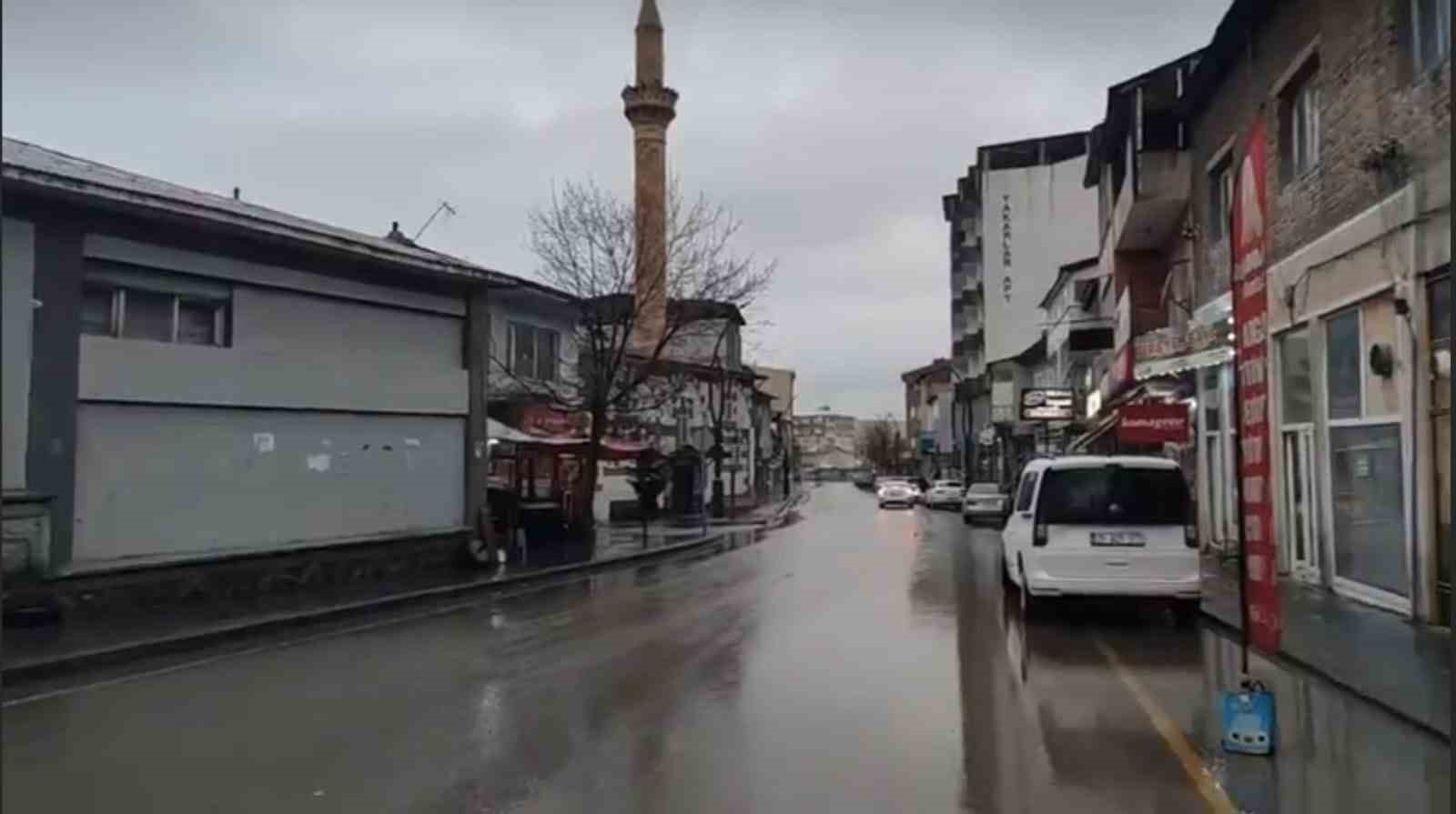 ERZURUM'UN AŞKALE İLÇESİ DÜN GECE MEYDANA GELEN 4 AYRI DEPREMİN ARDINDAN VATANDAŞLAR GECEYİ UYKUSUZ GEÇİRDİ