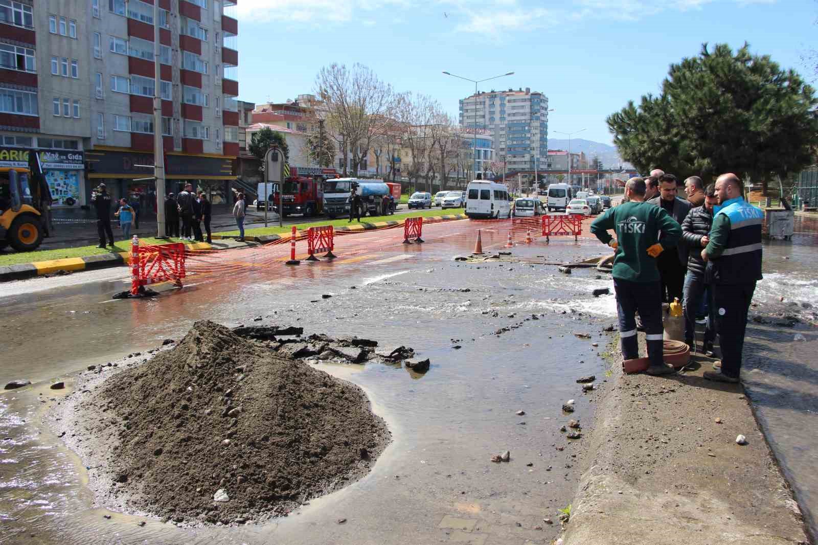 TRABZON'UN ORTAHİSAR İLÇESİNDEKİ YENİMAHALLE'DE PATLAYAN ANA İSALE HATTI BORUSUNDAN ÇIKAN BASINÇLI SUYUN BÜYÜK HASARA YOL AÇTIĞI 7 KATLI BİNADA HASAR TESPİT ÇALIŞMASI BAŞLATILDI