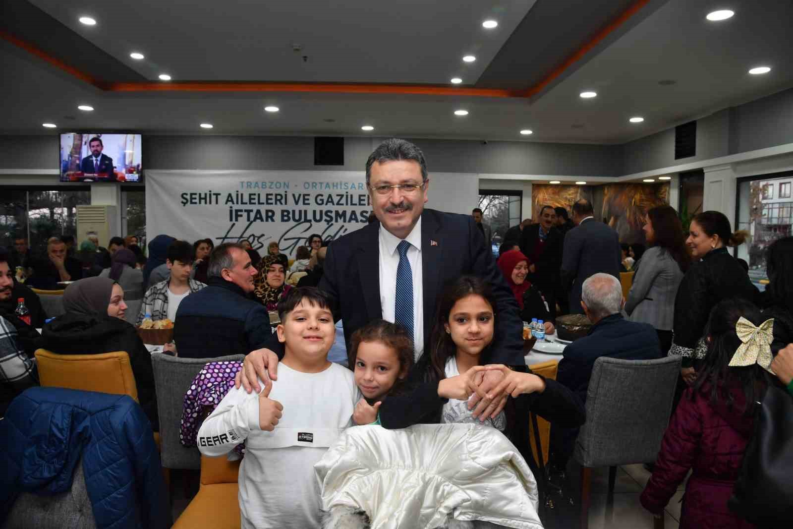 ORTAHİSAR BELEDİYE BAŞKANI AHMET METİN GENÇ, ŞEHİT AİLELERİ VE GAZİLERLE İFTAR PROGRAMINDA BİR ARAYA GELDİ