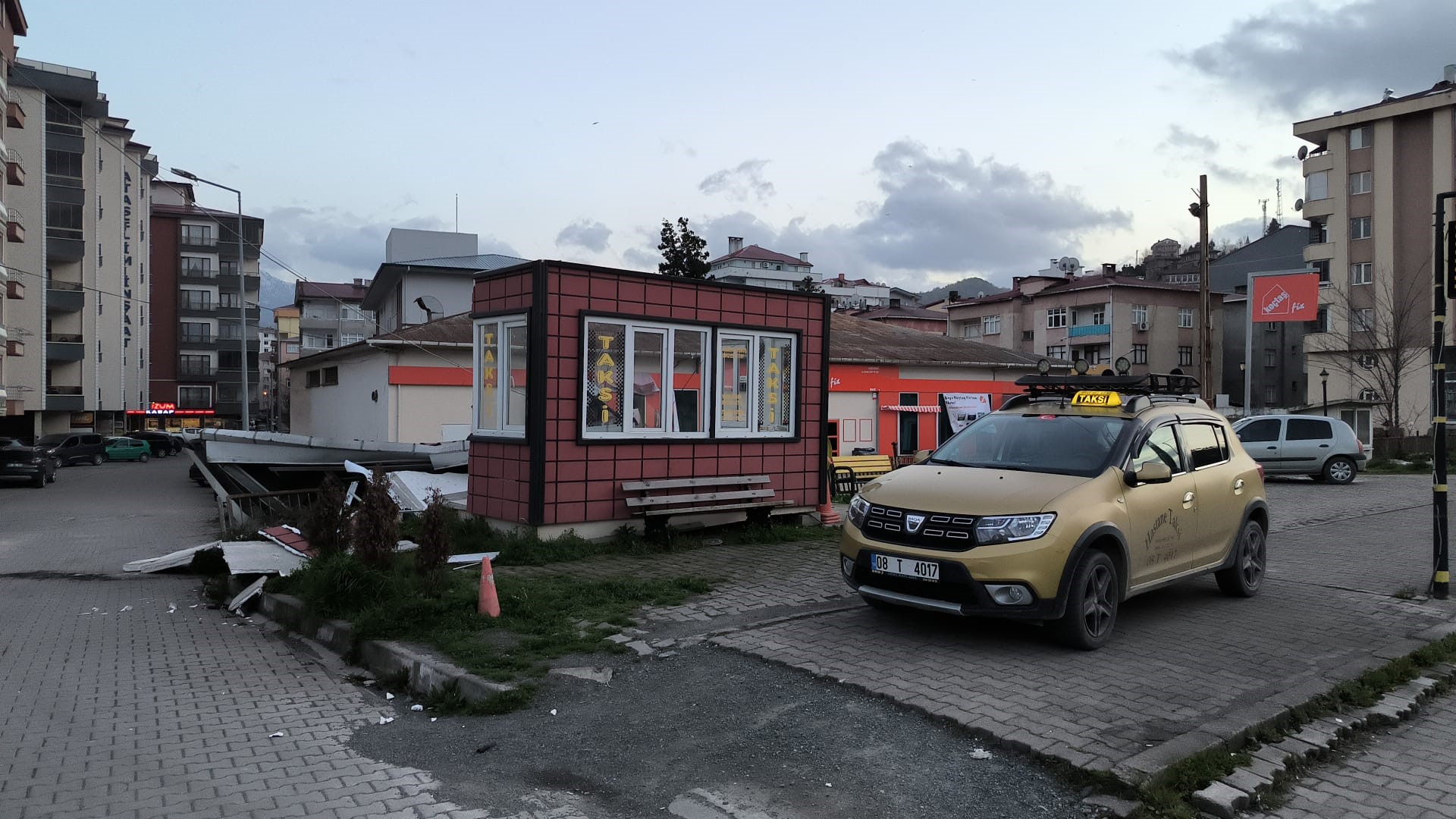 ARTVİN’İN ARHAVİ İLÇESİNDE ETKİLİ OLAN FIRTINA NEDENİYLE DEVLET HASTANESİ BAŞTA OLMAK ÜZERE BİRÇOK İŞ YERİ VE EVİN ÇATILARI UÇTU