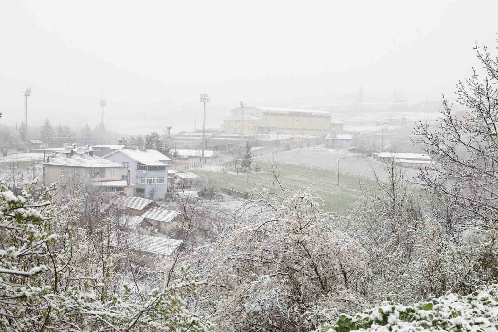 SAMSUN'UN KAVAK İLÇESİNDE AKŞAM SAATLERİNDE ETKİSİNİ GÖSTEREN KAR YAĞIŞI İLE BİRLİKTE İLÇE BEYAZA BÜRÜNDÜ