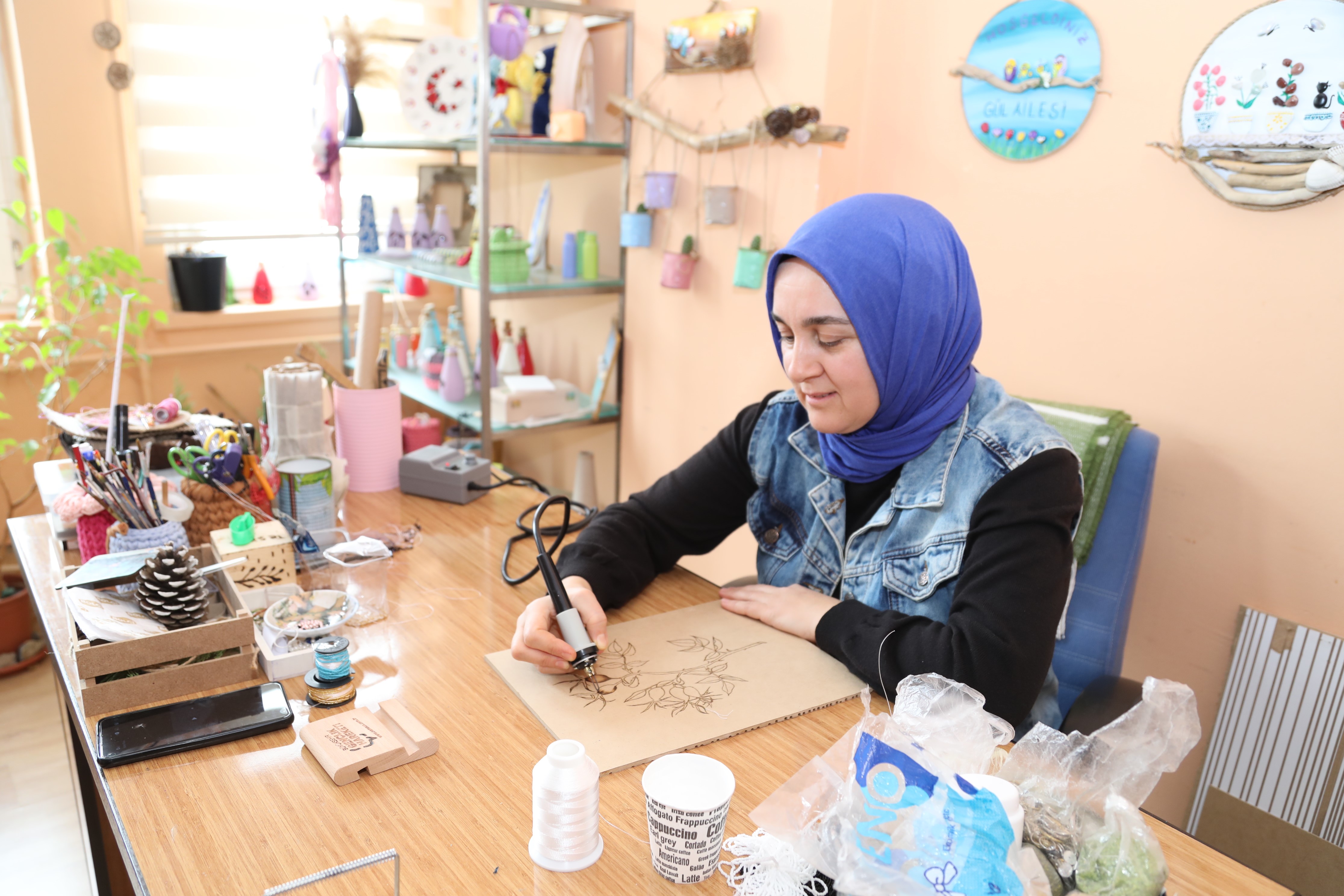 KAVAK HALK EĞİTİM MERKEZİ ÖNCÜLÜĞÜNDE YÜRÜTÜLEN PROJEDE ATIK KUMAŞ PARÇALARI, BOŞ ŞİŞELER, PEYNİR VE SALÇA KUTULARI GİBİ MALZEMELER KADINLARIN ELİNDE İŞLENEREK YENİDEN EKONOMİYE KAZANDIRILIYOR