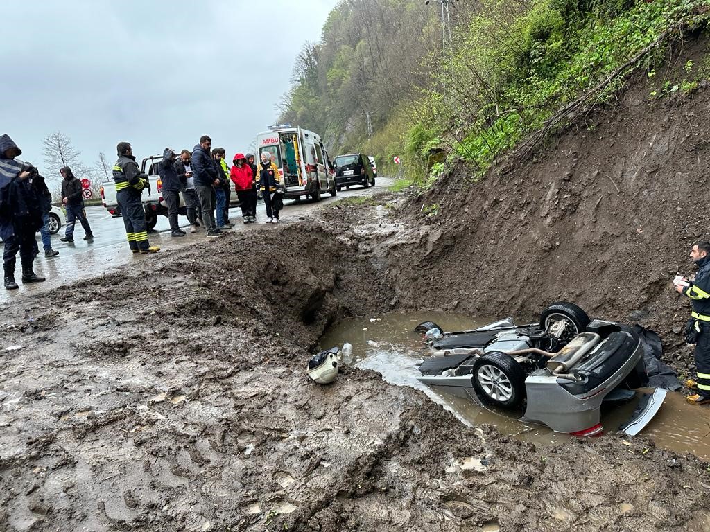 ARTVİN'İN KEMALPAŞA İLÇESİNDE SÜRÜCÜSÜNÜN KONTROLÜNÜ KAYBETTİĞİ OTOMOBİL YOL KENARINDA BULUNA MENFEZE DÜŞTÜ. ARAÇ İÇİNDE BULUNAN VOLKAN KARATAŞ VE ARKADAŞI ERDAL GÜMÜŞ HAYATINI KAYBETTİ