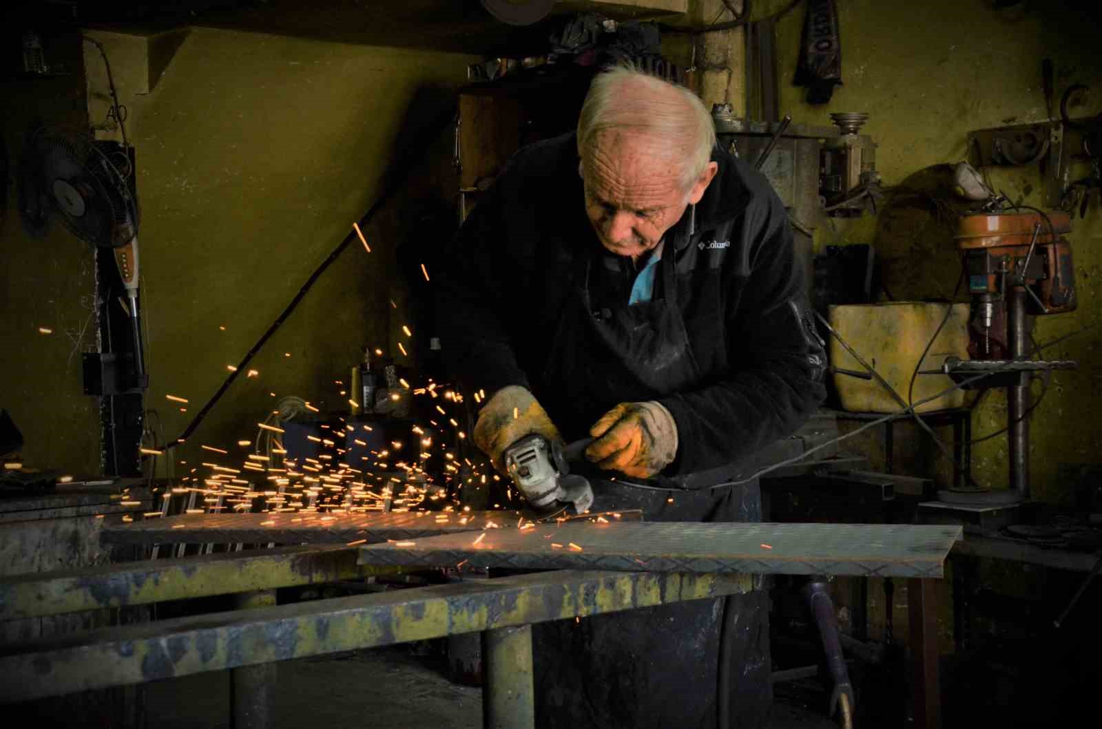ORDU'DA YARIM ASIRDIR DEMİRCİLİK YAPAN 80 YAŞINDAKİ HASAN ŞAHİN, İLERLEYEN YAŞINA RAĞMEN İŞ YERİNE GELMEYİ İHMAL ETMİYOR