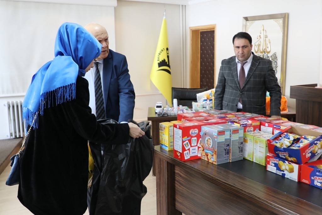 DEPREM BÖLGESİNDEN GELİP BAYBURT'A YERLEŞEN DEPREMZEDELERE BAYBURT BELEDİYESİNİN DESTEĞİ SÜRÜYOR