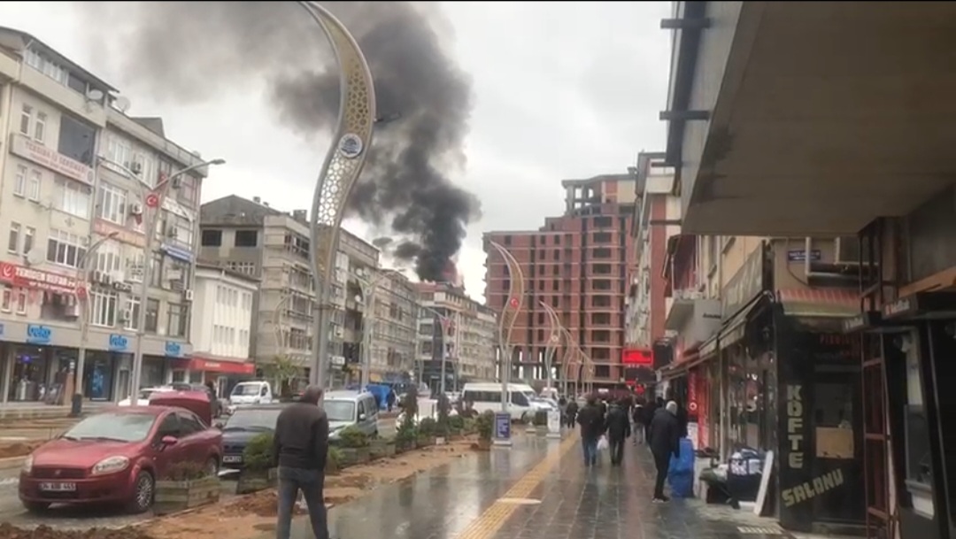 TRABZON'UN OF İLÇESİNDE BEŞ KATLI BİR BİNANIN ÇATISINDA ÇIKAN YANGIN KORKU DOLU ANLAR YAŞATIRKEN ALEVLER İTFAİYE EKİPLERİNİN MÜDAHALESİYLE SÖNDÜRÜLDÜ