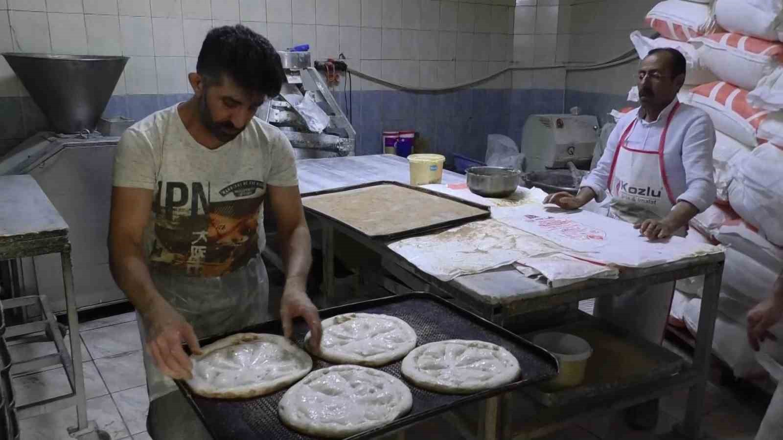 ERZURUM’DA PİDE FİYATLARI YÜZ GÜLDÜRDÜ. ÜLKE GENELİNDE 10 TL VE ÜZERİ FİYATLARDAN SATILAN PİDE ERZURUM'DA 8 LİRADAN SOFRALARA ULAŞIYOR