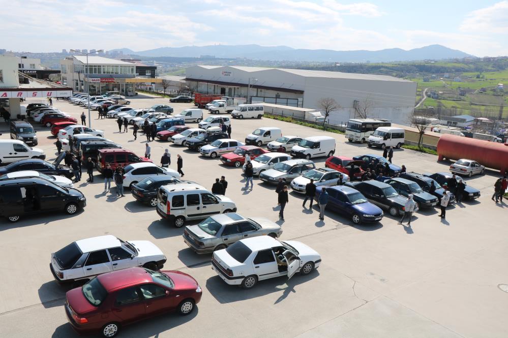 SAMSUN 2. EL OTOMOTİVCİLER SİTESİ'NDE CUMARTESİ GÜNLERİ KURULAN OTO PAZARINDA YOĞUNLUK YAŞANDI