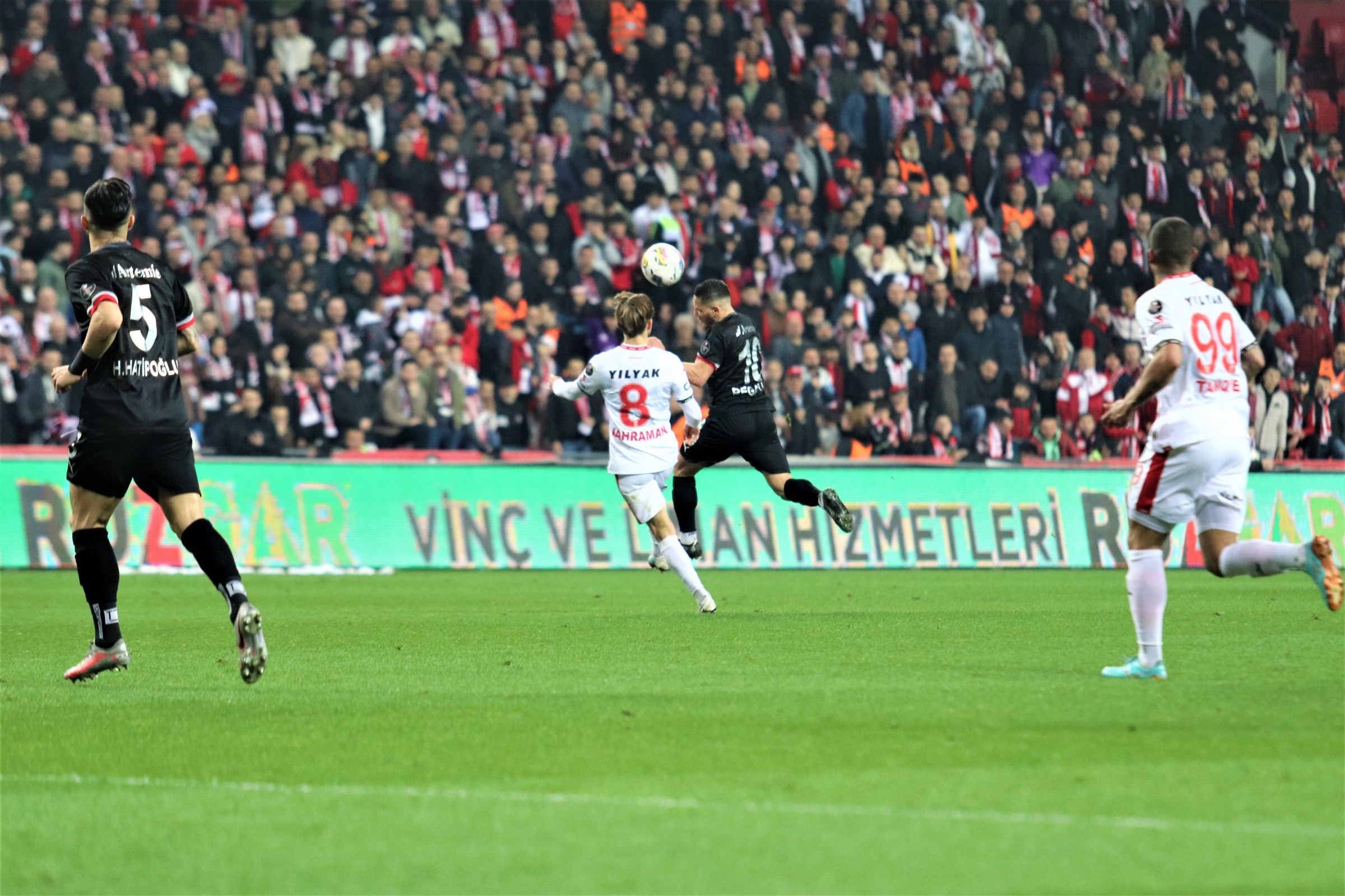 SPOR TOTO 1. LİG'İN 30. HAFTASINDA SAMSUNSPOR SAHASINDA KARŞILAŞTIĞI PENDİKSPOR'U 4 - 2 YENEREK LİDERLİĞİNİ SÜRDÜRDÜ