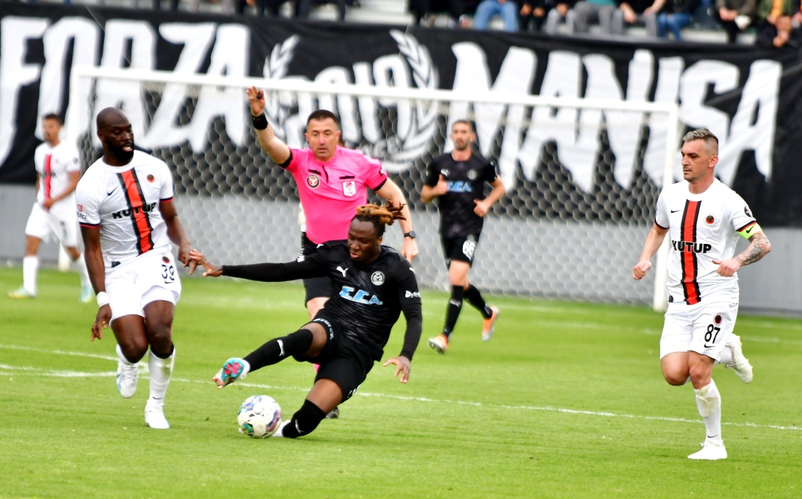 SPOR TOTO 1. LİG'İN 30. HAFTASINDA MANİSA FUTBOL KULÜBÜ, SAHASINDA KARŞILAŞTIĞI GENÇLERBİRLİĞİ'Nİ 2 - 1 MAĞLUP ETTİ