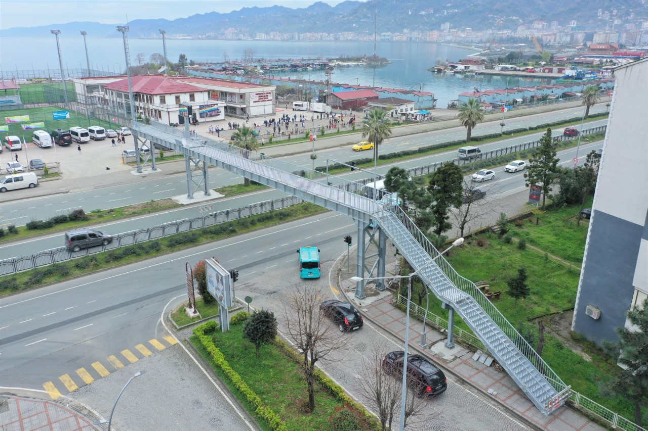 RİZE YENİ BİR ÜST GEÇİTE KAVUŞTU. REŞADİYE MAHALLESİNDE OTOGAR KAVŞAĞI İLE ŞENOL BİROL FUTBOL KOMPLEKSİ ARASINDA VATANDAŞLARIN ULAŞIMINI KOLAYLAŞTIRMAK ADINA YENİ ÜST GEÇİDİN YAPIM ÇALIŞMALARI TAMAMLANDI