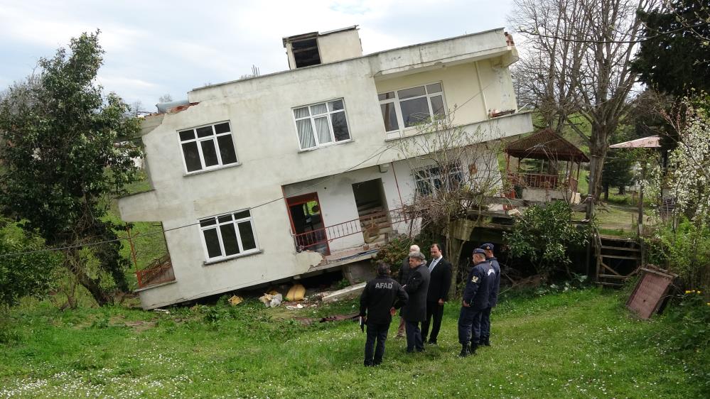 ORDU 2 KATLI BİR EV, HEYELAN NEDENİYLE TEMELİNDEN AYRILARAK YAN YATTI. CAN KAYBI VE YARALANMA OLMAZKEN, YAPILAN İNCELEMELER SONUCU BÖLGEDE HEYELANIN DEVAM ETTİĞİ ANLAŞILDI