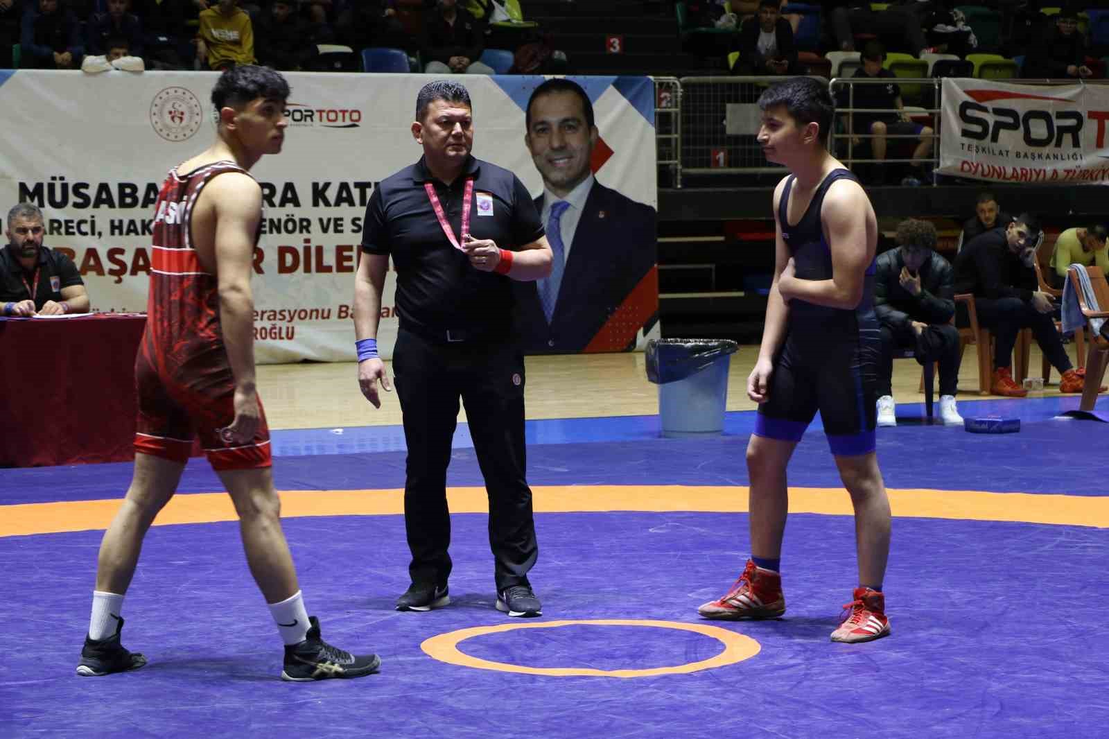 YAŞAR DOĞU U17 SERBEST GÜREŞ TÜRKİYE ŞAMPİYONASI, SAMSUN'UN EV SAHİPLİĞİNDE BAŞLADI
