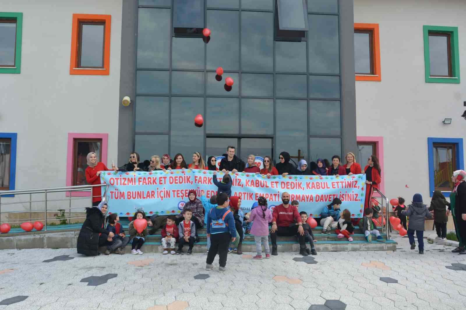 ORDU'NUN ÜNYE İLÇESİ ŞEHİT EREN BÜLBÜL ÖZEL EĞİTİM ANAOKULU'NDA DÜNYA OTİZM FARKINDALIK GÜNÜ DOLAYISIYLA DÜZENLENEN ETKİNLİKTE OTİZMLİ ÇOCUKLAR DOYASIYA EĞLENDİ
