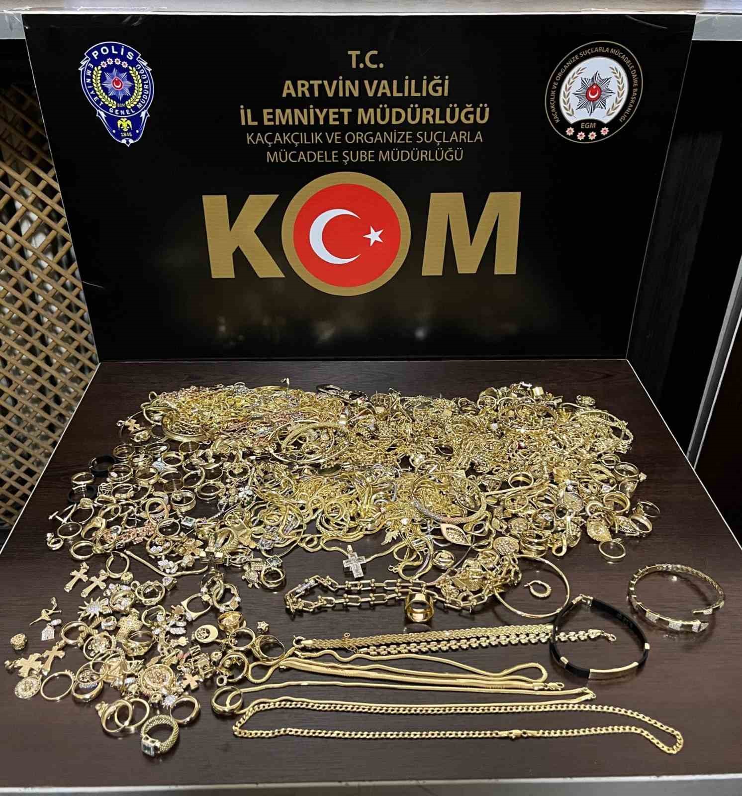 ARTVİN'İN HOPA İLÇESİNDE PİYASA DEĞERİ YAKLAŞIK 1 MİLYON 718 BİN LİRA OLAN BİN 641 GRAM AĞIRLIĞINDA TOPLAM 621 PARÇA GÜMRÜK KAÇAĞI ZİYNET EŞYASI ELE GEÇİRİLDİ