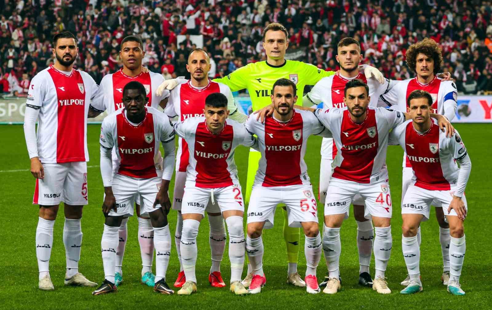 SPOR TOTO 1. LİG TAKIMLARINDAN SAMSUNSPOR, SÜPER LİG VE 1. LİG TAKIMLARI ARASINDA 2023 YILINDA RESMİ MÜSABAKALARDA MAÇ KAYBETMEYEN TEK TAKIM OLARAK DİKKAT ÇEKTİ. SAMSUNSPOR, 2023'TEKİ 11 MAÇTA 10 GALİBİYET, 1 BERABERLİK