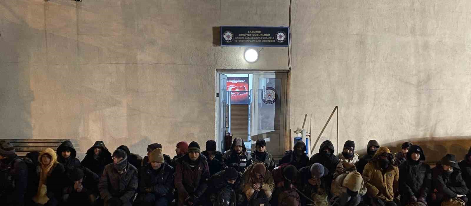 ERZURUM'DA ALINAN BİLGİ SONRASI POLİS EKİPLERİ TARAFINDAN YOL ÜZERİNDE DURDURULAN KARGO ARACININ KASASINDAN 15'İ ÇOCUK 41 DÜZENSİZ GÖÇMEN YAKALANDI
