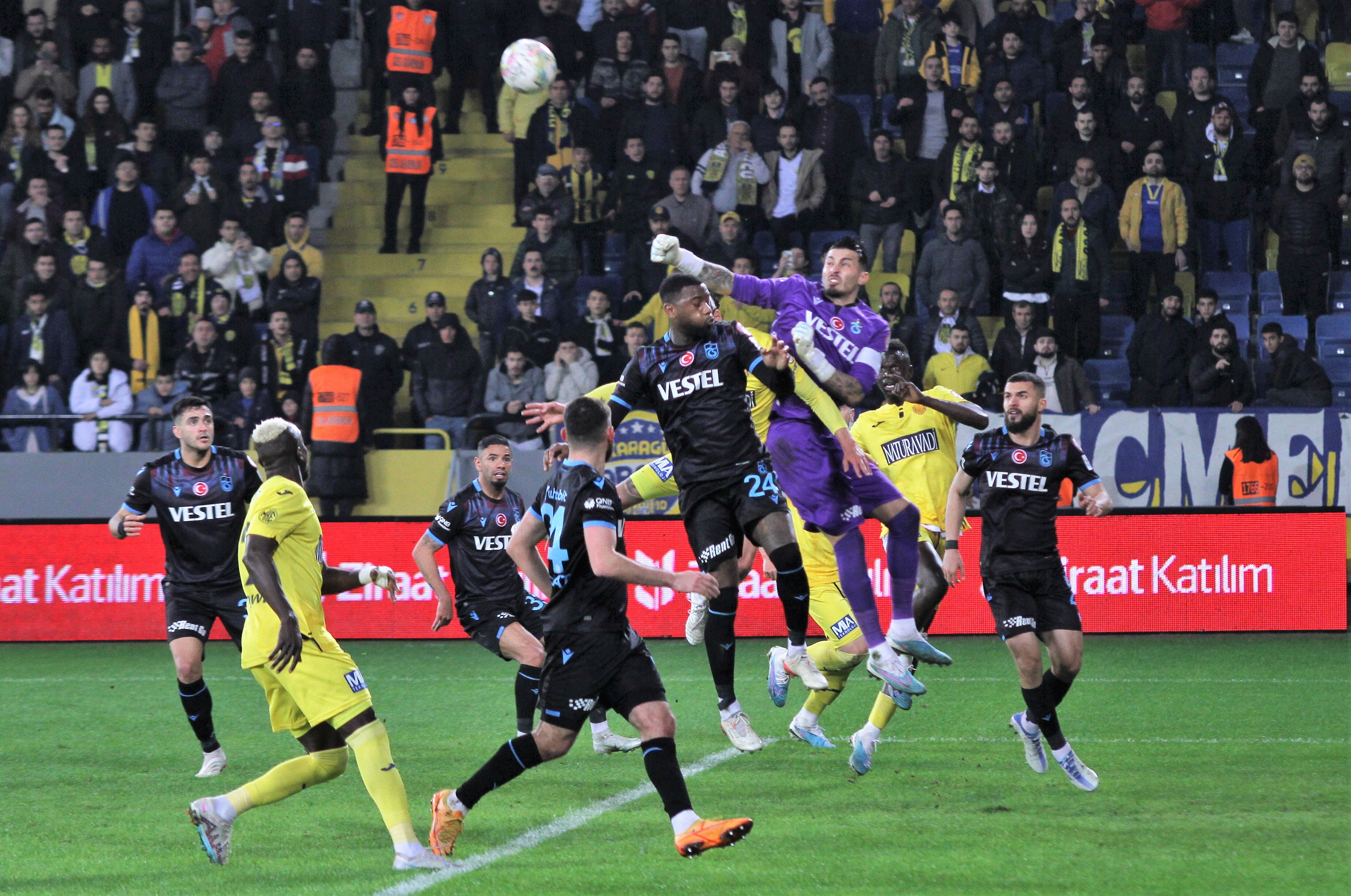 ZİRAAT TÜRKİYE KUPASI ÇEYREK FİNAL KARŞILAŞMASINDA MKE ANKARAGÜCÜ EVİNDE TRABZONSPOR' U 3 - 1 MAĞLUP EDEREK ADINI YARI FİNALE YAZDIRDI