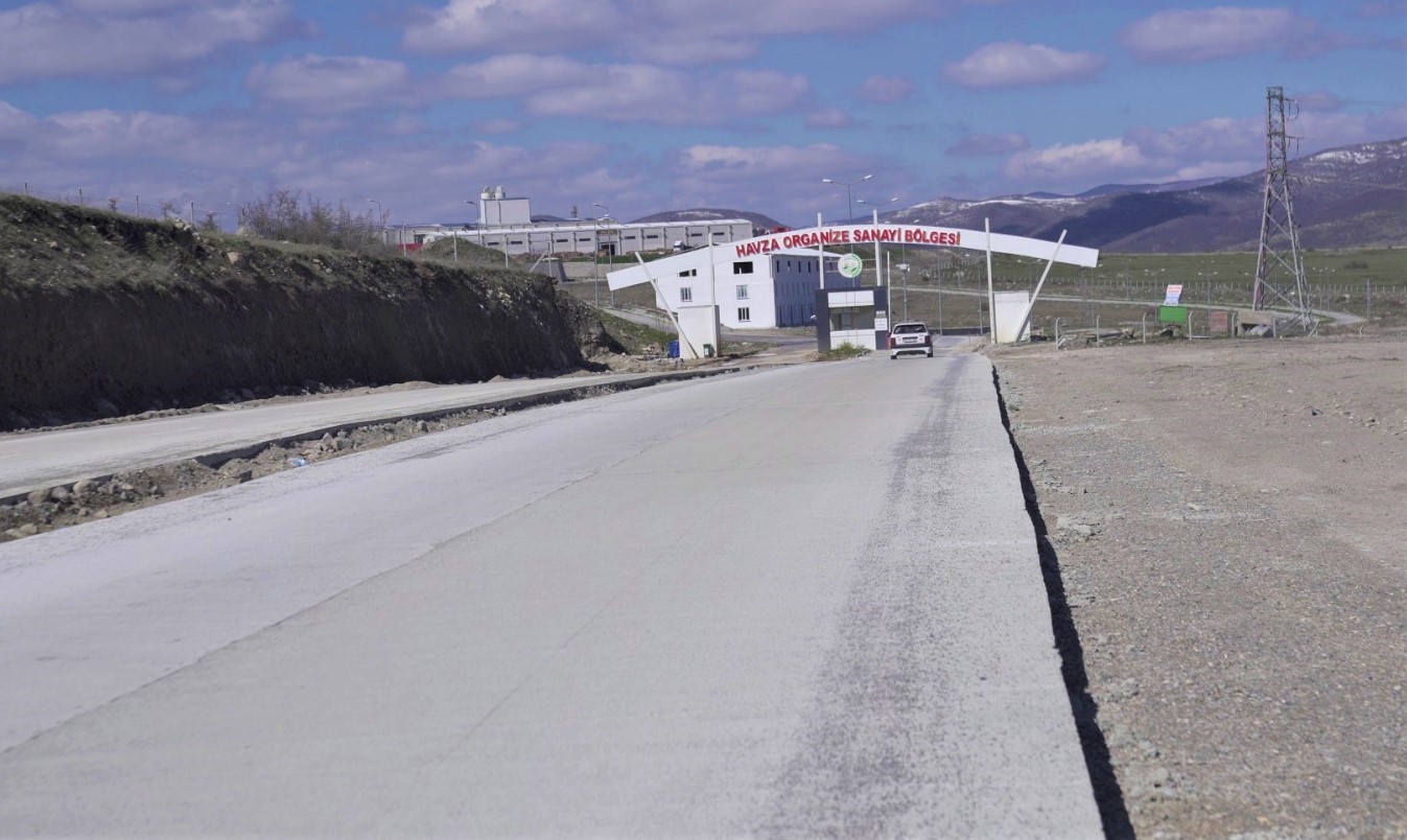 SAMSUN BÜYÜKŞEHİR BELEDİYESİ TARAFINDAN, HAVZA ORGANİZE SANAYİ BÖLGESİ'Nİ (OSB) SAMSUN-ANKARA YOLUNA BAĞLAYAN 1,8 KİLOMETRELİK BÖLÜNMÜŞ BETON YOL ÇALIŞMASI TAMAMLANDI