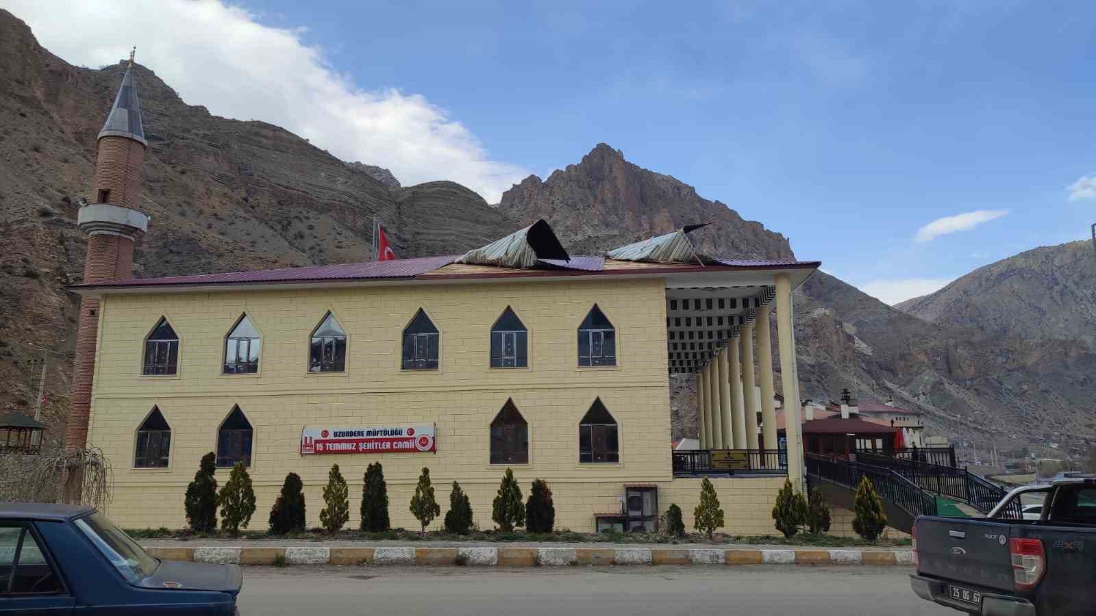 ERZURUM'UN UZUNDERE İLÇESİNDE FIRTINA ETKİLİ OLDU. OKULDAN ÇIKAN ÇOCUKLAR YÜRÜMEKTE ZORLANDILAR