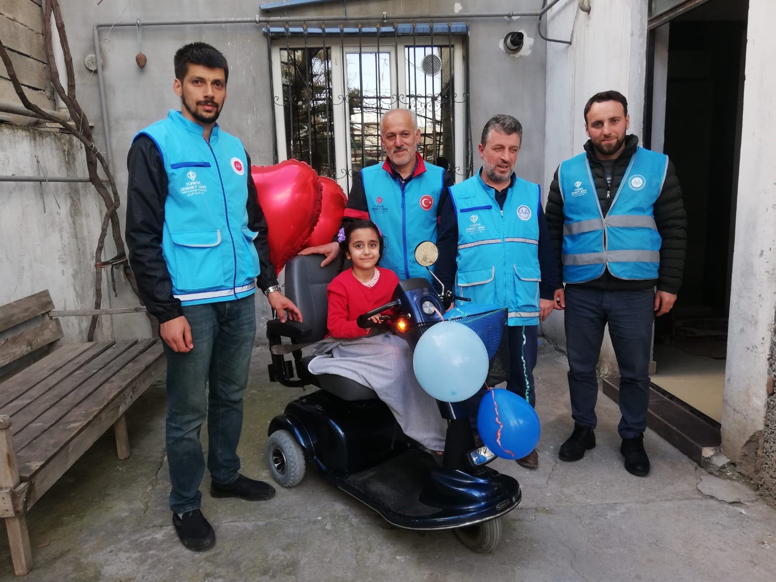 TRABZON BÜYÜKŞEHİR BELEDİYE BAŞKANI MURAT ZORLUOĞLU, KAHRAMANMARAŞ'TAKİ DEPREMDE ANNESİNİ, BABASINI, İKİ KARDEŞİNİ KAYBEDEN VE KENDİSİNİN DE BİR BACAĞI AMPUTE EDİLEN KAHRAMANMARAŞLI BUĞLEM'E AKÜLÜ ARAÇ SÜRPRİZİ YAP