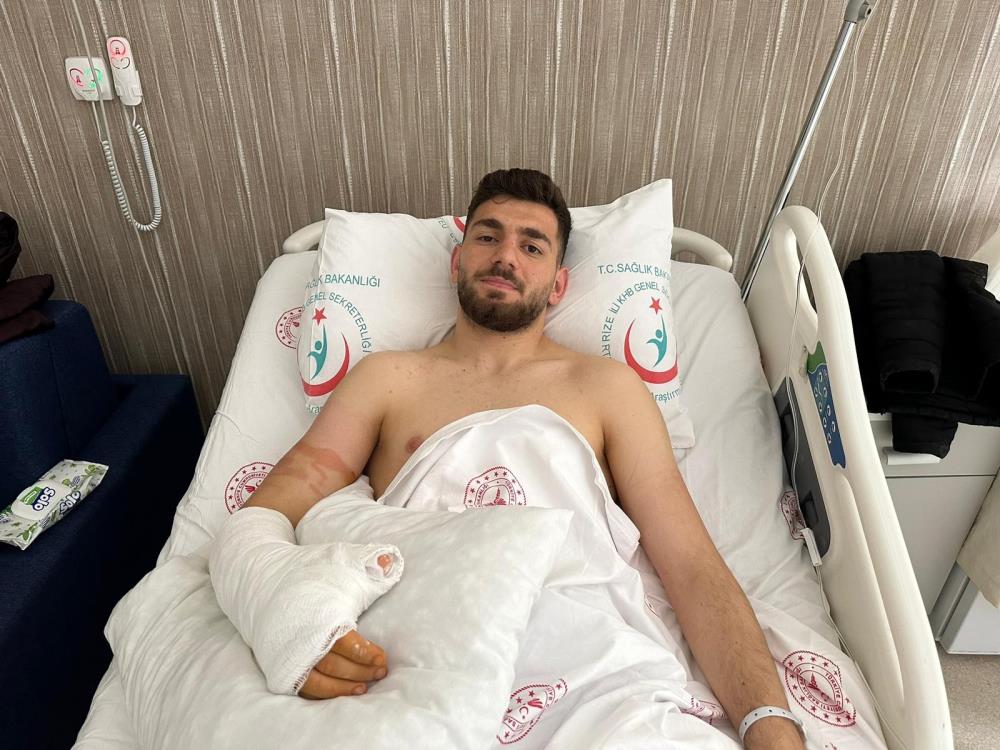 PAZARSPOR’UN GENÇ FUTBOLCUSU EYÜP ENSAR BOZKURT, SERİK BELEDİYESPOR KARŞILAŞMASININ 15. DAKİKASINDA KIRILAN PARMAĞINA RAĞMEN TAKIMINI YALNIZ BIRAKMAYARAK MAÇI TAMAMLADI. RİZE'YE GELDİĞİNDE İSE HEMEN AMELİYATA ALINDI