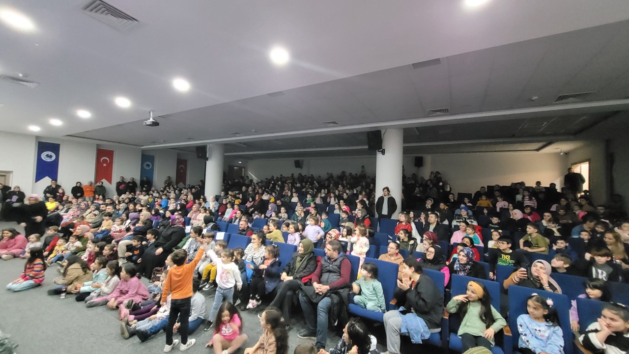 YOMRA ARTIK KÜLTÜR SANAT PROGRAMLARINA EV SAHİPLİĞİ YAPIYOR. YOMRA BELEDİYESİ TARAFINDAN DÜZENLENEN ÇOCUK TİYATROSU, VATANDAŞLARDAN YOĞUN İLGİ GÖRDÜ