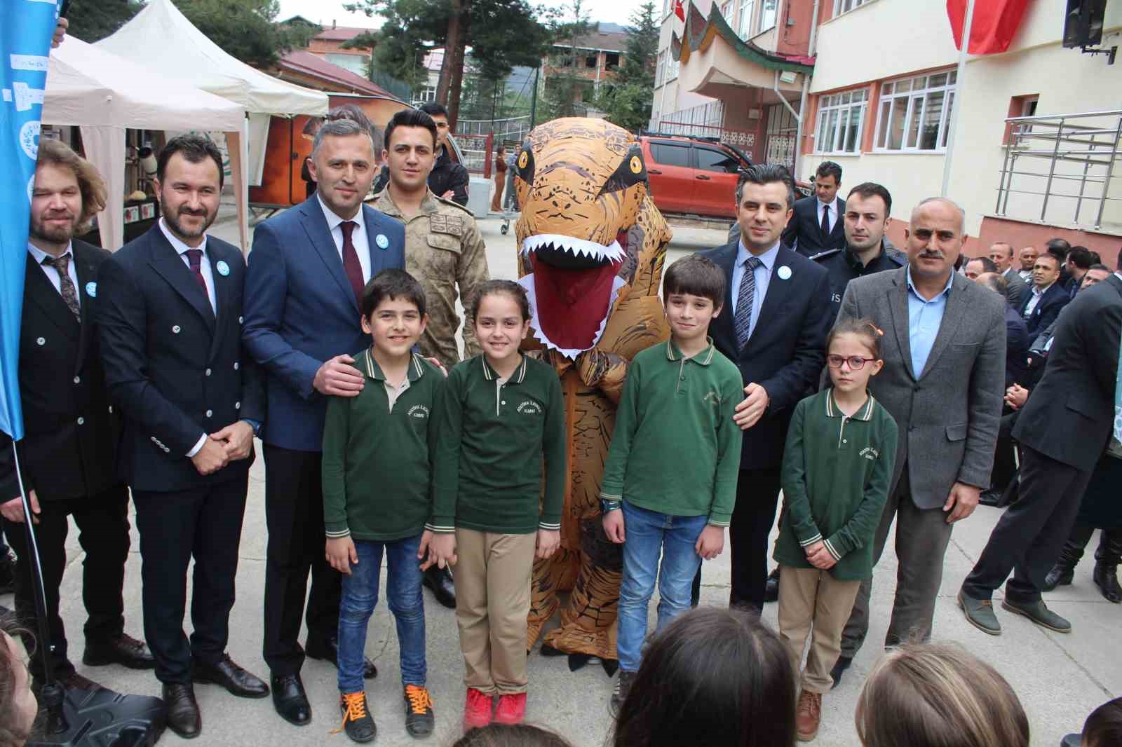 ORDU'NUN KUMRU İLÇESİNDE ANADOLU İMAM HATİP LİSESİ YÖNETİCİ VE ÖĞRETMENLERİ TARAFINDAN OKULDA HAZIRLANAN VE MOBİL GALE GETİRİLEN "FOSİL BİLİMİ MÜZESİ" FARKLI ÖĞRENCİLERE DE IŞIK TUTACAK