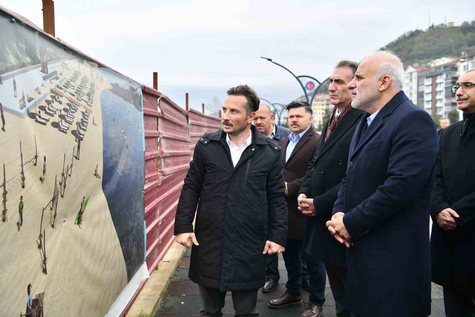 TRABZON BÜYÜKŞEHİR BELEDİYE BAŞKANI MURAT ZORLUOĞLU, SÜRMENE İLÇESİNE GİDEREK YAPIMI DEVAM EDEN TRABZON SÜRMENE ORTA MAHALLE KUZEY SAHİLİ PLAJ DÜZENLEME ALANINI YERİNDE İNCELEDİ