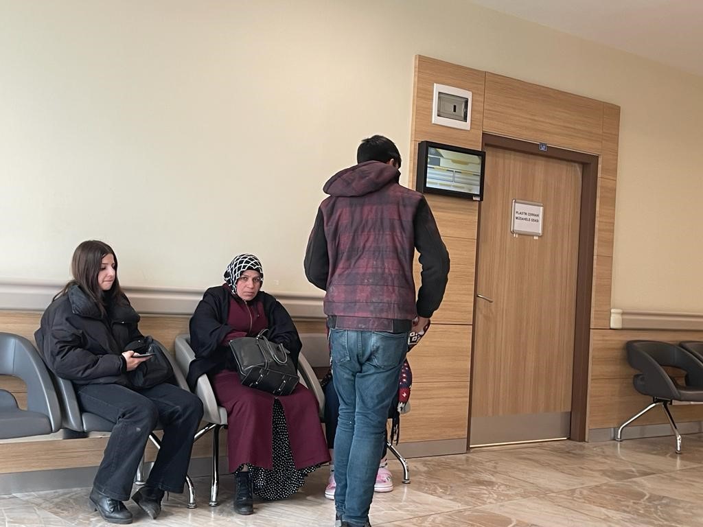 ERZURUM ŞEHİR HASTANESİ'NE AKIN EDEN DİLENCİLER UYDURDUKLARI YALANLARLA VATANDAŞLARI İSTİSMAR EDEREK PARA TOPLUYORLAR