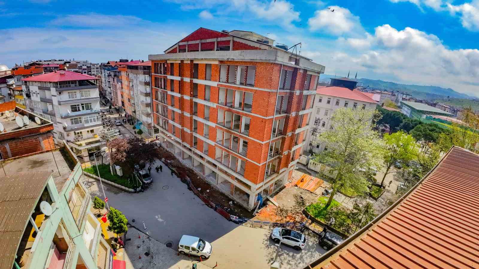ORDU'NUN ÜNYE BELEDİYESİ TARAFINDAN YÜZDE 80'İ TAMAMLANAN YENİ İŞ MERKEZİ İHALE İLE SATIŞA ÇIKIYOR