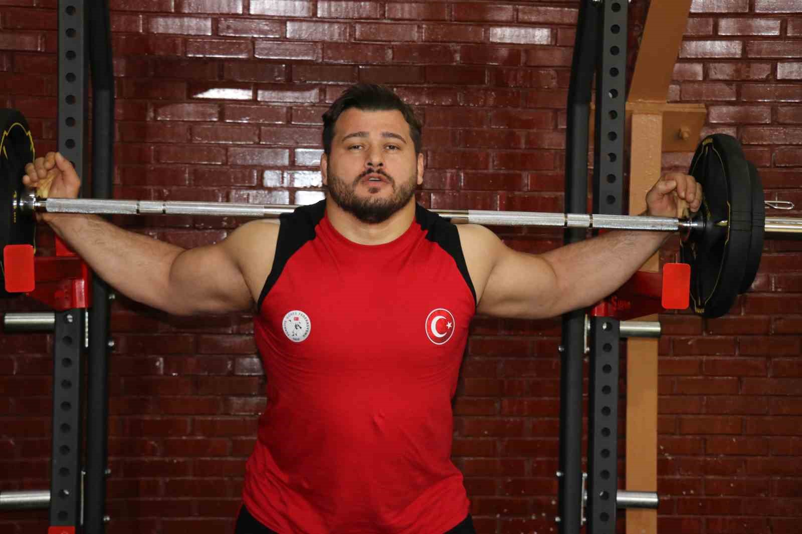 MİLLİ GÜREŞÇİ RIZA KAYAALP, HIRVATİSTAN'DA DÜZENLENECEK AVRUPA ŞAMPİYONASI'NDA EFSANE RUS SPORCU ALEKSANDR KARELİN'İN ALTIN MADALYA REKORUNU EGALE ETMEK İÇİN ÇALIŞMALARINI BOLU'DA SÜRDÜRÜYOR