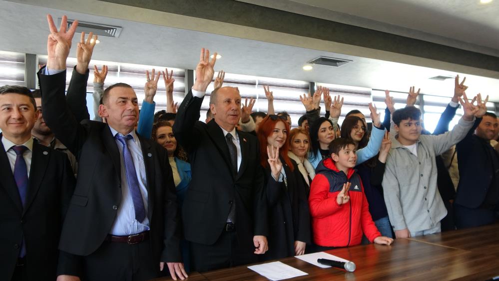 MEMLEKET PARTİSİ GENEL BAŞKANI VE CUMHURBAŞKANI ADAYI MUHARREM İNCE, ELİYLE PARMAKLARINI KULLANARAK 3 YAPARAK, "ÜÇÜNCÜ YOL. NE SAĞDAN NE SOLDAN. ATATÜRK'ÜN YOLUNDAN. BİZ ÜÇÜNCÜ YOLUZ" DEDİ