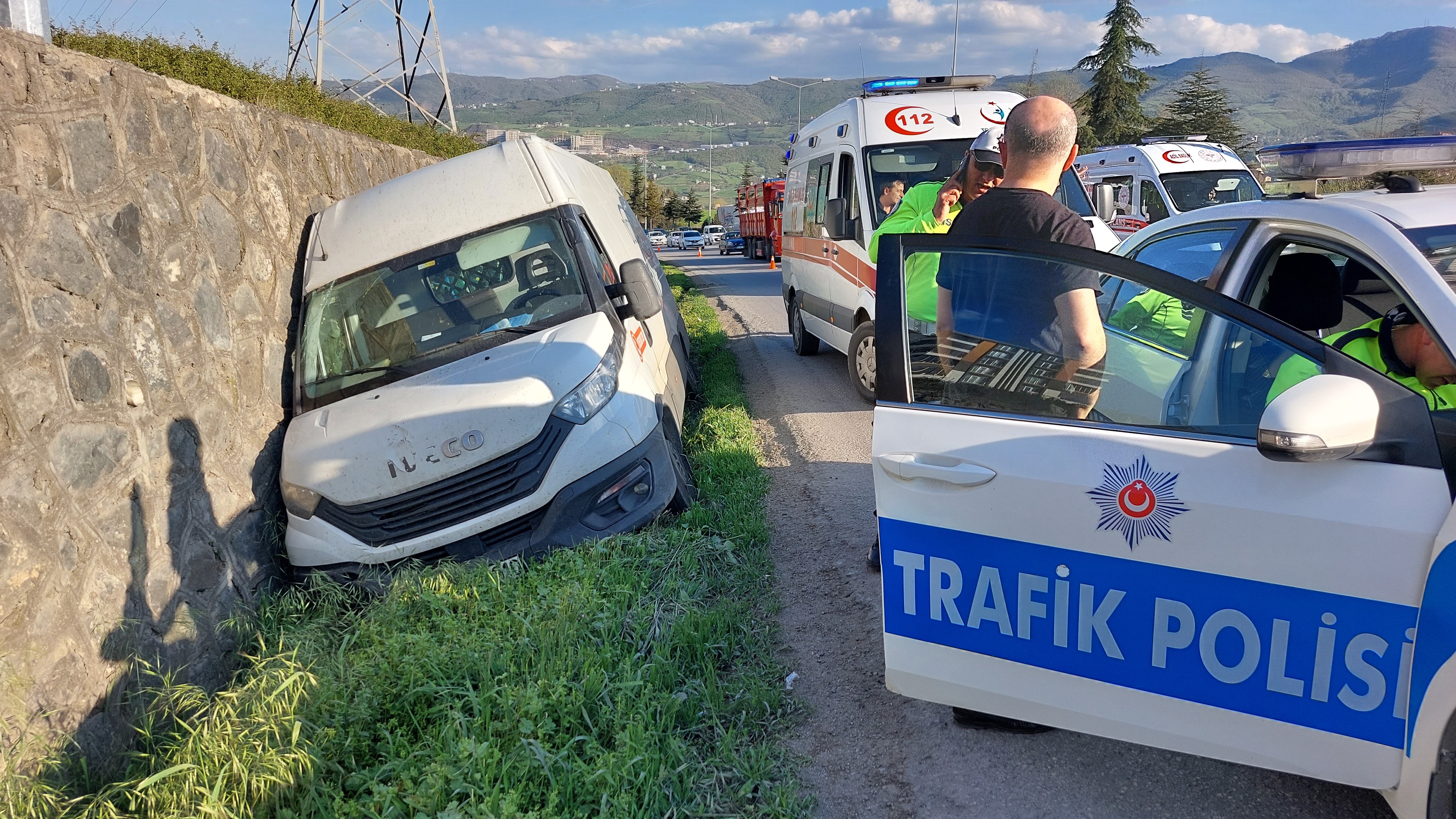 SAMSUN'DA TIRIN SIKIŞTIRDIĞI KAPALI KASA MİNİBÜSÜN YOLDAN ÇIKARAK SU KANALINA GİRDİĞİ KAZA MADDİ HASARLA ATLATILDI